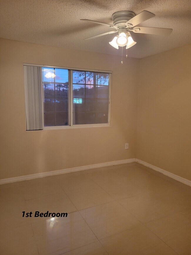 Building Photo - 1400 Crestwood Ct S