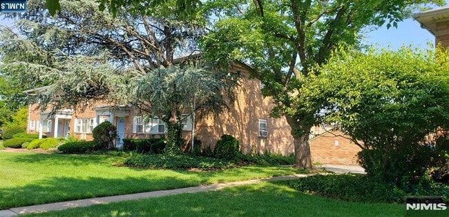 Building Photo - 3809 Broadway