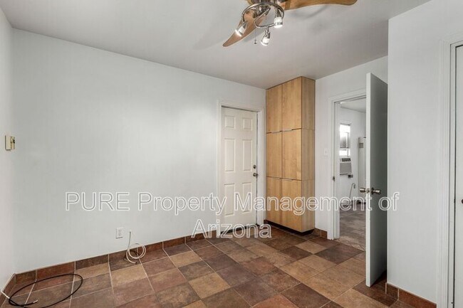 Building Photo - 912 E Montebello Ave