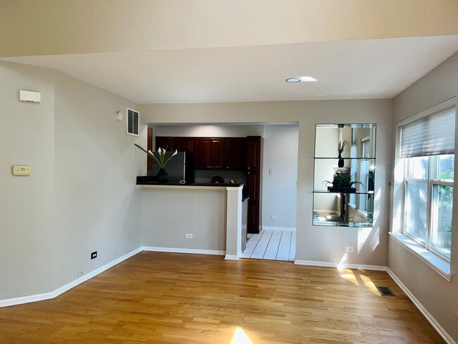 Building Photo - 1560 E Chivalry Ct