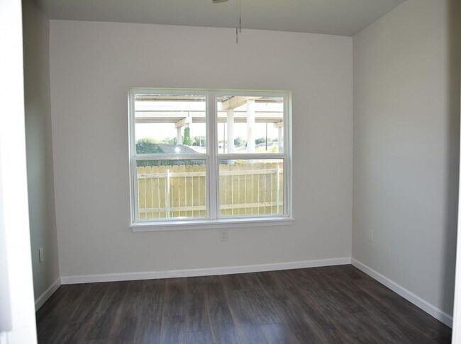 Building Photo - 3 bedroom 2 bath. Duplex Built in 2023