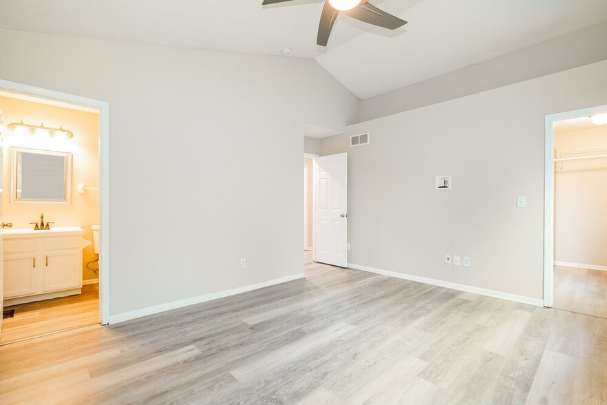 Building Photo - 5525 Boucher Dr