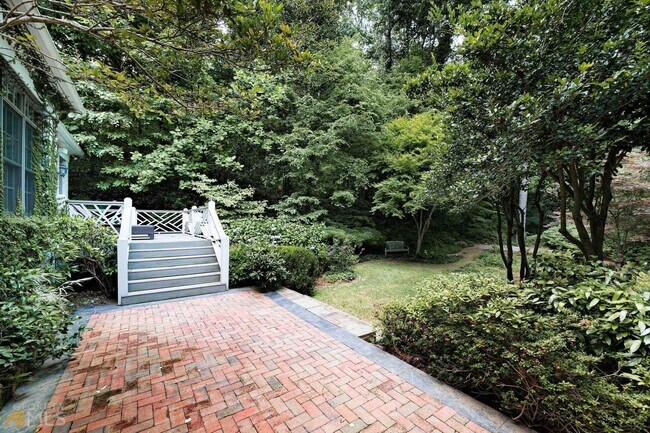 Building Photo - 521 Hollydale Ct NW
