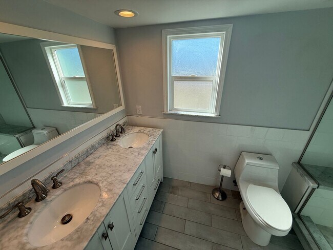 Building Photo - 3-Bedroom Home with Dog Run and Private Ya...