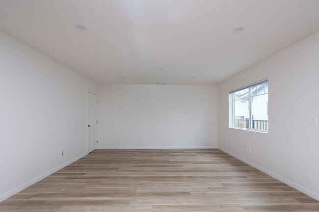 Building Photo - 4358-4360 Ocean View Blvd