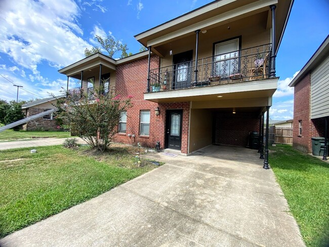 Building Photo - 2-Bed, 2.5-Bath Townhouse with Move-In Special – Walk to McNeese State University!
