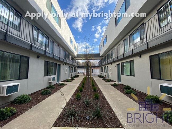 Building Photo - Recently Renovated 2 Bedroom 1 Bath, Two-Level Apartment-Great Midtown location!