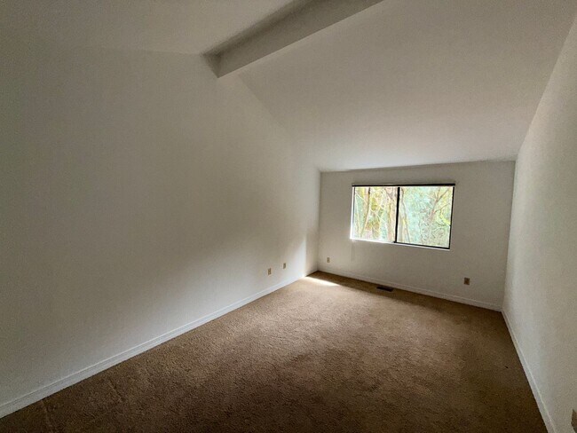 Building Photo - 2Bd/2Ba Redmond Duplex