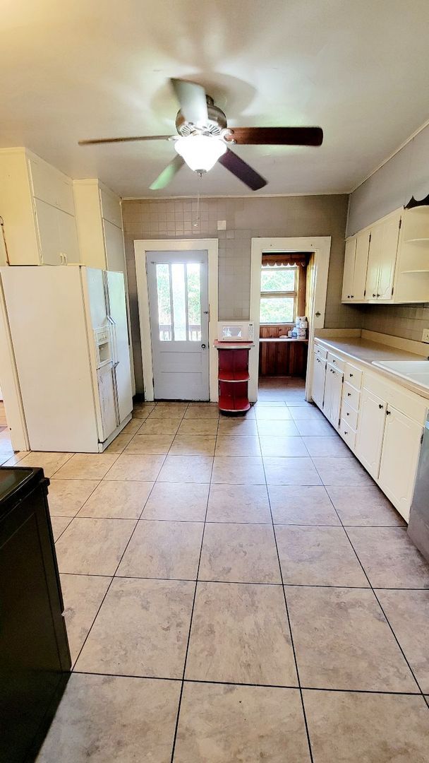 Building Photo - 305 Lyndhurst St