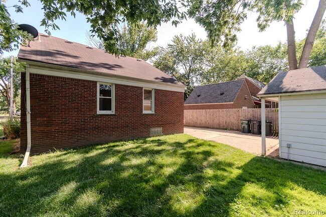 Building Photo - 3914 W 13 Mile Rd