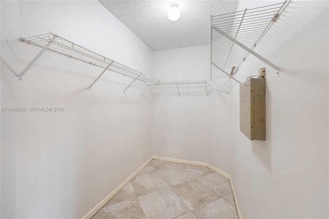 Building Photo - 2707 Pinewood Ct