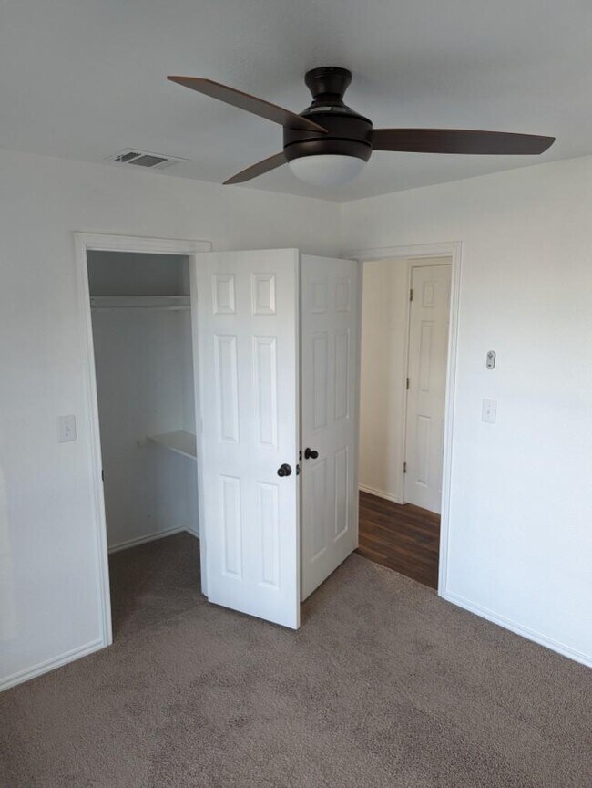 bed 2 - 107 W Mesquite St