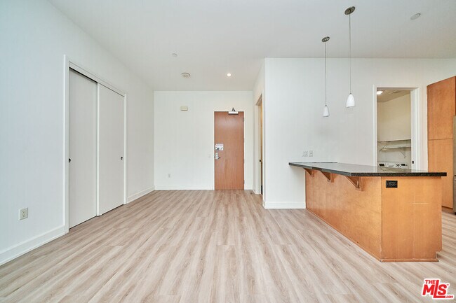 Building Photo - 3223 W 6th St