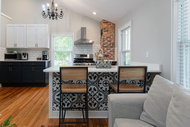 Building Photo - Beautifully Updated House - Awesome Montford Location