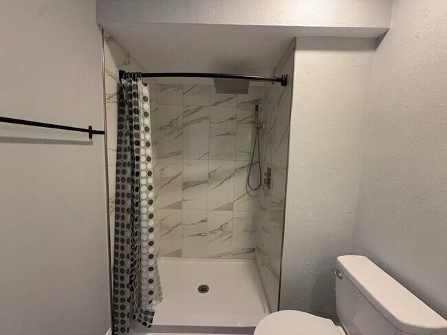 Building Photo - 8917 Vernon Dr