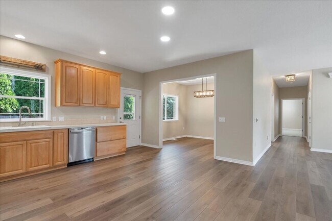 Building Photo - Contemporary West Salem Home