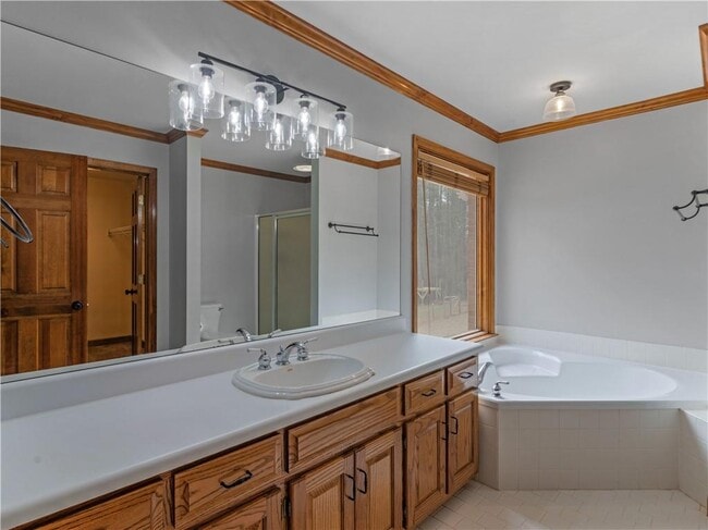 Building Photo - 305 Riverbend Dr