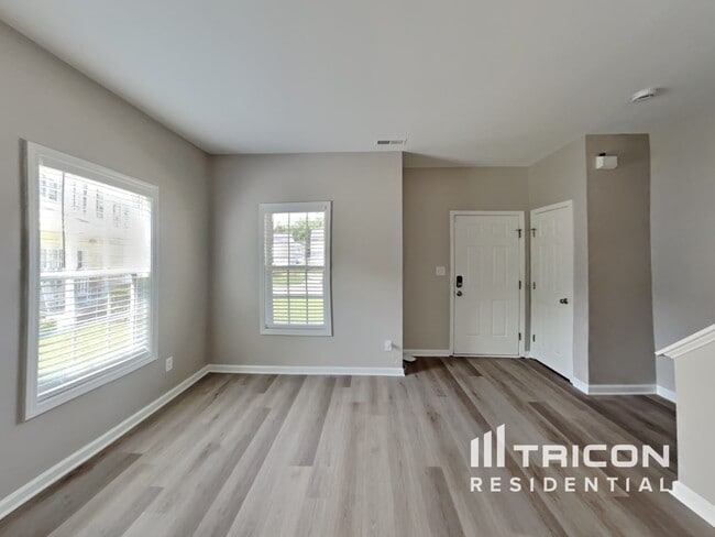 Building Photo - 2801 Varnish Pl