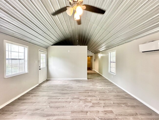 Building Photo - Available Now! Charming & Updated 3-Bedroo...