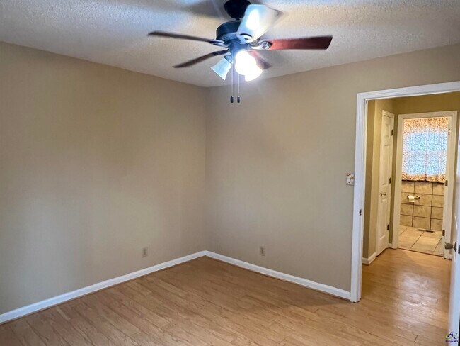 Building Photo - 212 Highland Dr