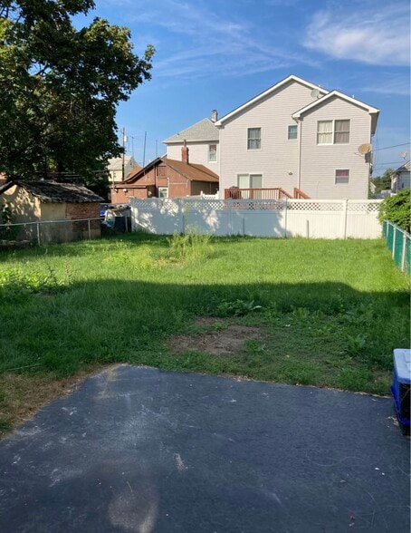 Building Photo - 19 Spring St