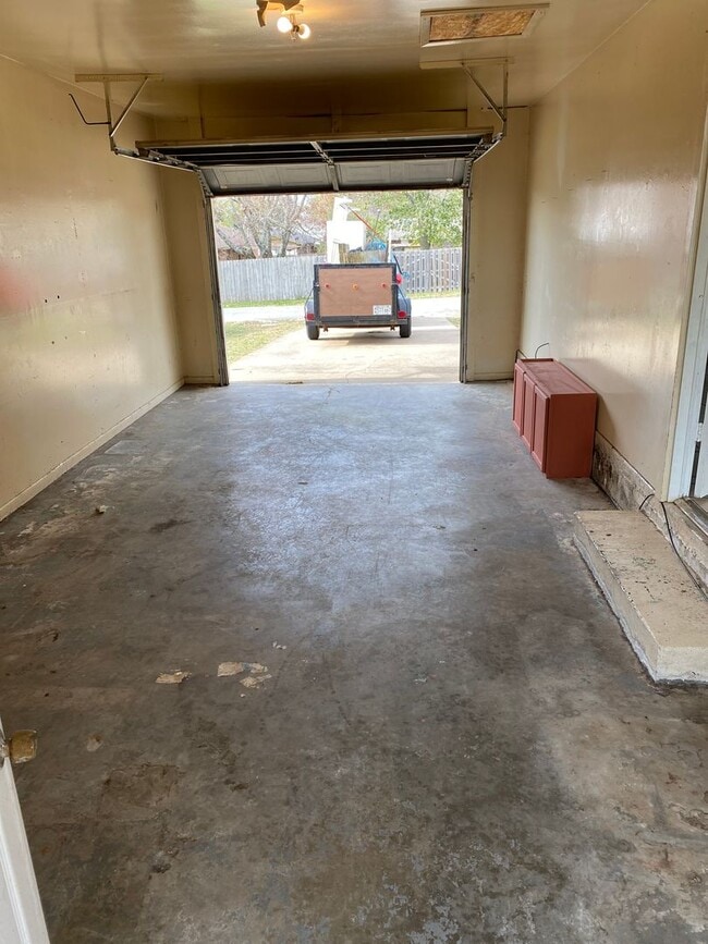Building Photo - Available November 1st! 3 Bed/1.5 Bath Hou...