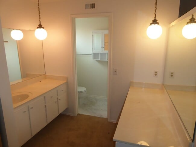 Building Photo - 3 Bedroom Pool Home in Canyon Country!