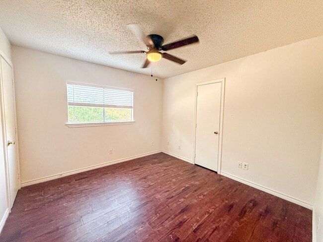 Building Photo - 612-614 Towne House Ln