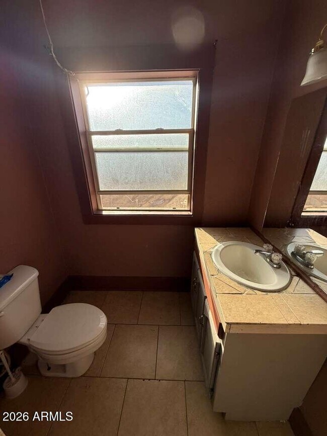 Building Photo - 1165 E 10th St