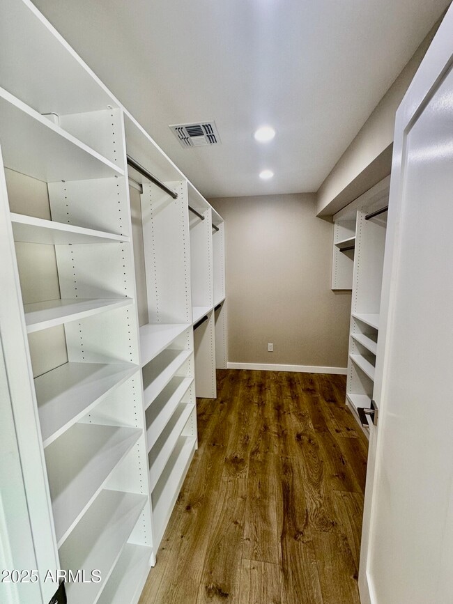 Building Photo - 2329 E Enrose St