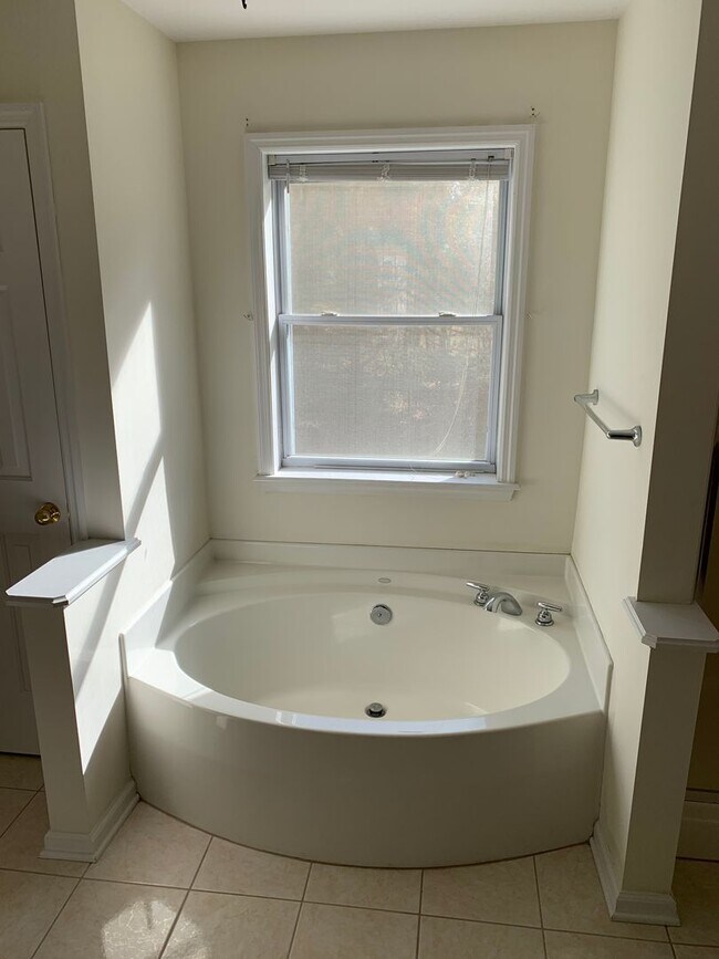 Building Photo - Beautiful Single Family For Rent NOW! Must...