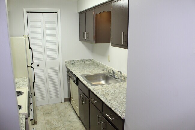 Building Photo - 200 Highland Ave