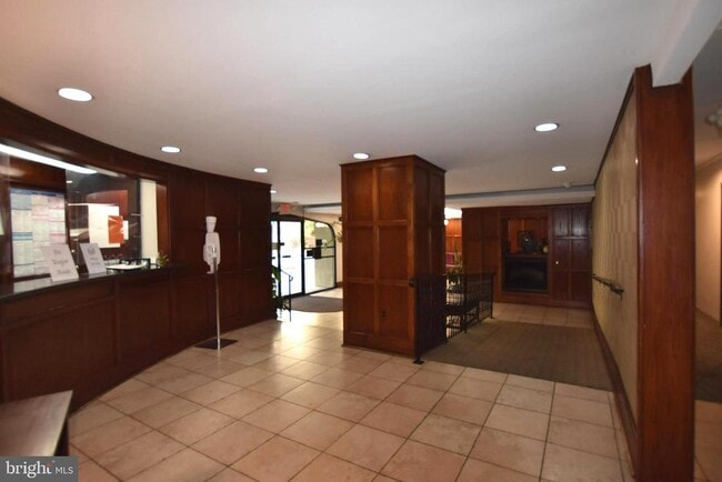 Building Photo - 922 24th St NW