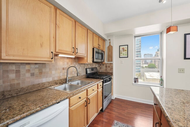 Building Photo - 5 E 14th Pl