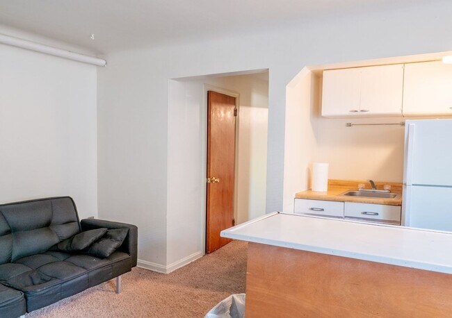 Building Photo - 412 Volkert Pl