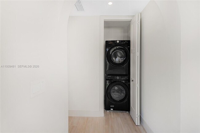 Building Photo - 2975 SW 15th St