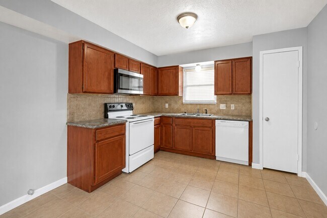 Building Photo - 1707 Stone Lake Dr