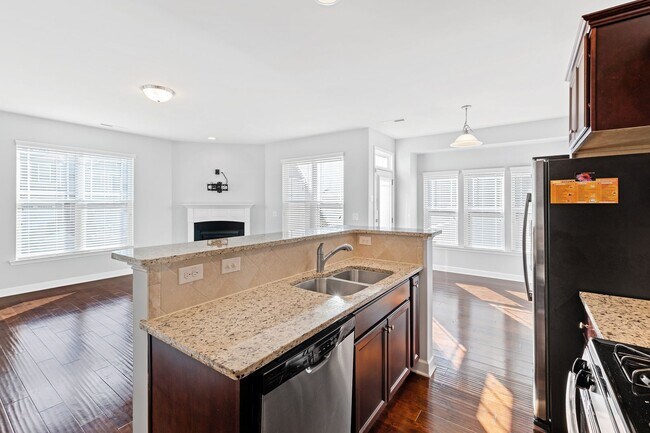 Building Photo - Bright & Spacious End-Unit Townhome in Flo...