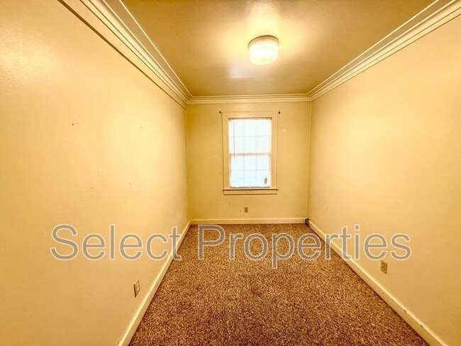 Building Photo - 123 Melrose St