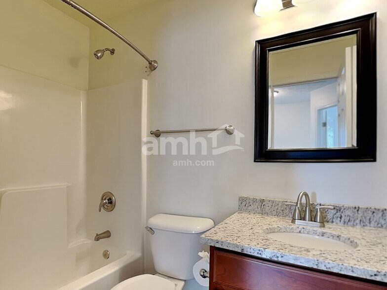 Building Photo - 156 Haverstraw Pl