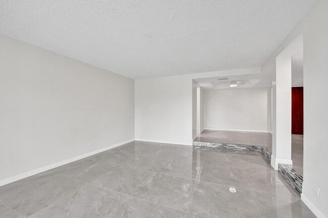 Building Photo - 3750 Inverrary Dr