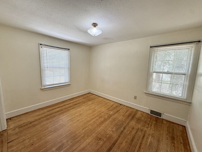 Building Photo - Cozy and Convenient - 2 bedroom home in We...