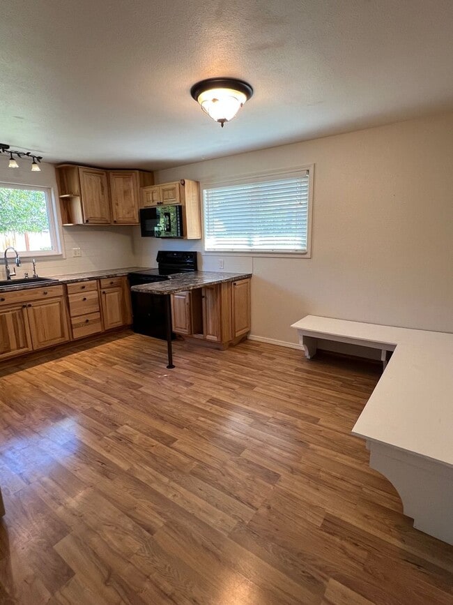 Building Photo - Spacious 3 bed/2 bath home with RV/Boat parking, shop and storage shed, a/c, deck with VIEWS and ...