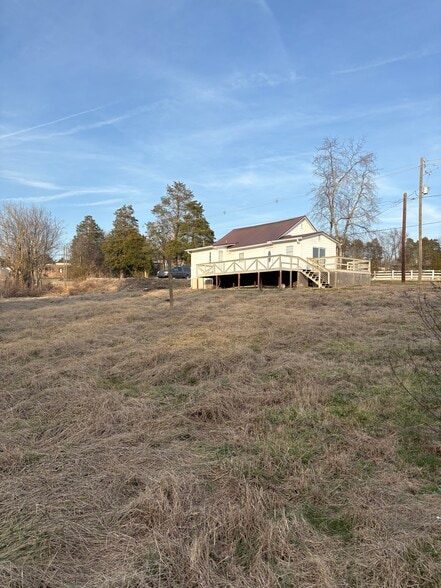 Building Photo - 589 Mountain Rd