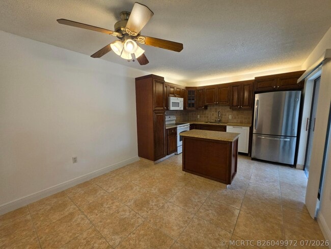 Building Photo - 708 7th Ln