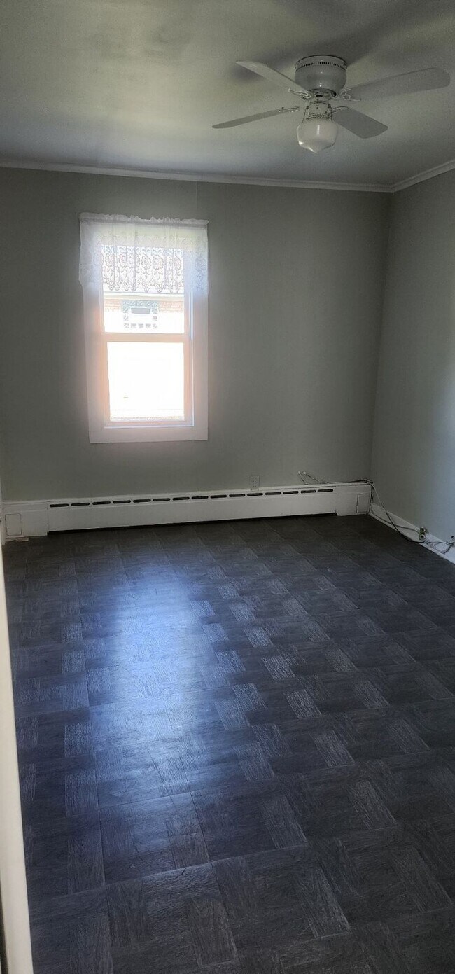 Building Photo - 10850 Parkside Ave