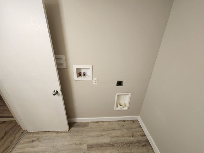 Building Photo - Spacious 3-Bedroom, 1-Bathroom Home AVAILABLE NOW!!