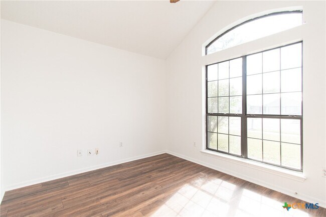 Building Photo - 214 Appaloosa Dr
