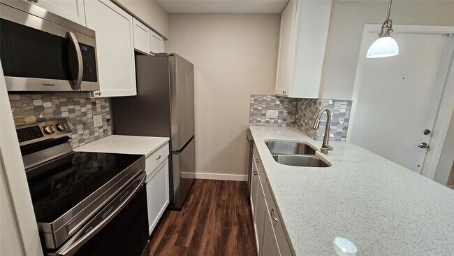 Building Photo - 3025 Walnut Bend Ln
