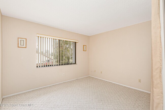 Building Photo - 2125 Golf Isle Dr